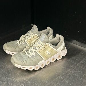 On Cloud Size 7.5 Women